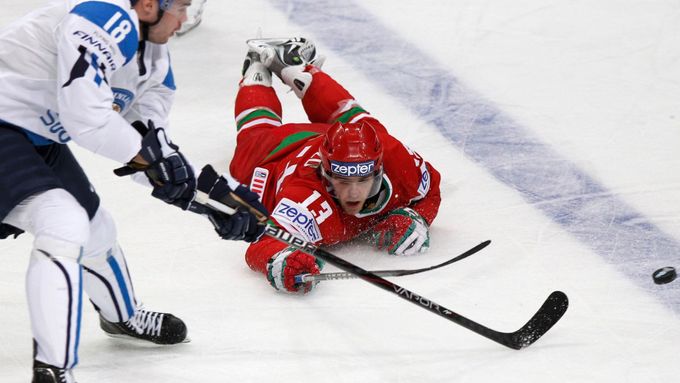 Finský útočník Joensuu v souboji s Bělorusem Drozdem.