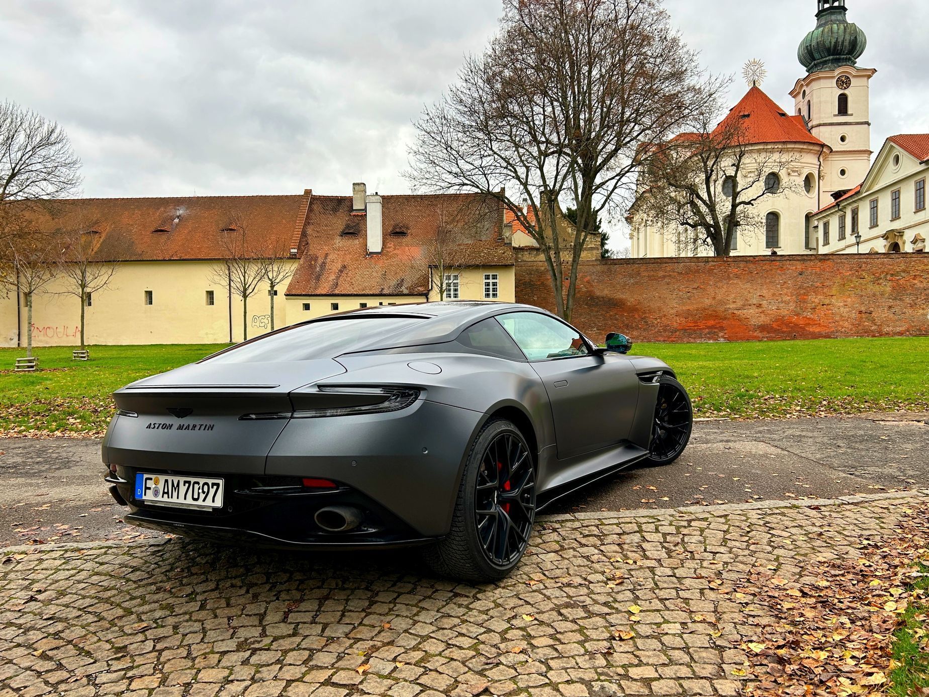 Aston Martin DB12