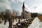 Hodiny kostela navždy ukazují za pět minut dvanáct. Z osudu zaniklé obce mrazí dodnes
