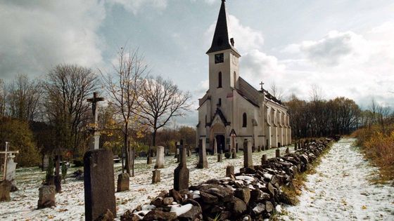 Hodiny kostela navždy ukazují za pět minut dvanáct. Z osudu zaniklé obce mrazí dodnes