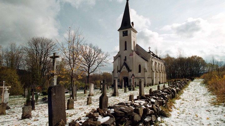 Hodiny kostela navždy ukazují za pět minut dvanáct. Z osudu zaniklé obce mrazí dodnes; Zdroj foto: ČTK, Veis David