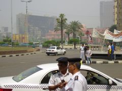 Policisté se sídlem bývalé vládní strany v pozadí
