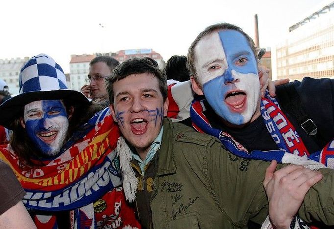 16:30 to před vstupem do Sazkaarény začíná mírně vřít - "Dneska to se Slávií skoncujeme!" křičí fanoušci Českých Budějovic.