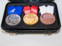 Medaile pro MS juniorů 2020 z dílny Oldřicha Sládka.