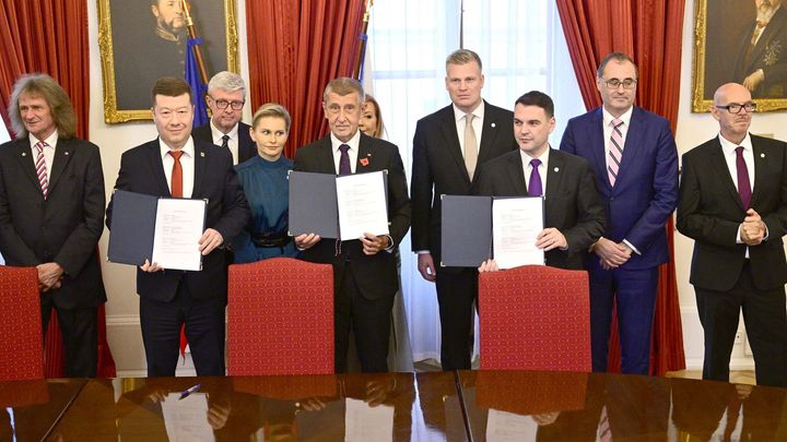 Nová aliance ve sněmovně: ANO, SPD a Motoristé startují společnou vládu