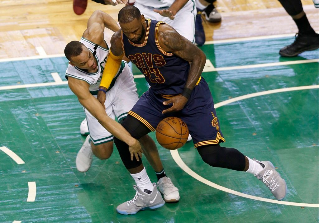 LeBron James z Clevelandu v utkání play off NBA proti Bostonu