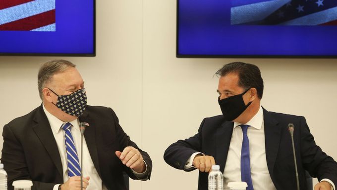 Americký ministr zahraničí Mike Pompeo a řecký ministr pro rozvoj a investice Adonis Georgiadis se zdraví lokty při jednání v řecké Soluni.