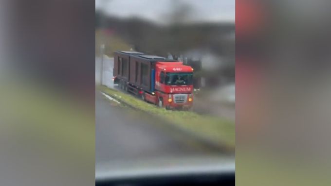 Kamion řízený nic netušícím ruským řidičem veze ukrajinské útočné drony ukryté v modulových domech.
