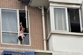 Otec chtěl s dvouletou dcerou skočit z okna