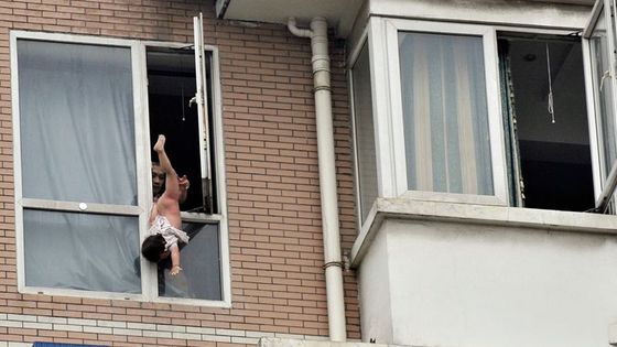 Otec chtěl s dvouletou dcerou skočit z okna