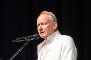 Poslední den festivalu: Batůžkáři se balí, Skarsgaard převezme na zakončení cenu