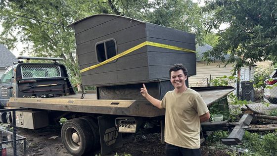 Nomád si za pár tisíc postavil domek na autě. Žije v něm se psem a srší štěstím