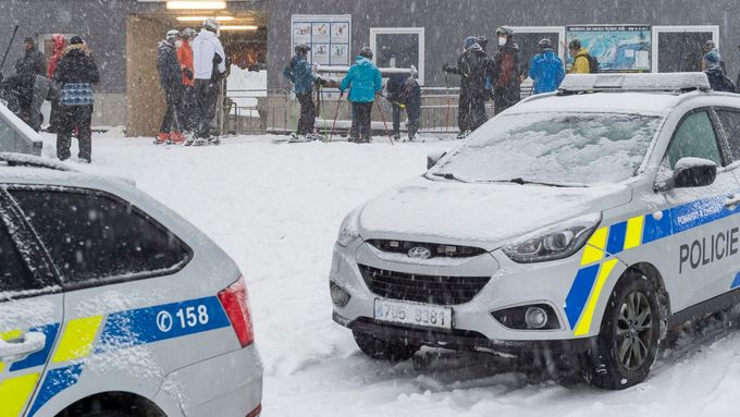 Policie zabránila spuštění lyžařského areálu Telnice u Ústí nad Labem kvůli vládním koronavirovým opatřením (23. ledna 2021).