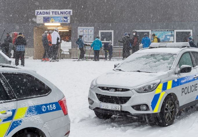 Policie zabránila spuštění lyžařského areálu Telnice u Ústí nad Labem kvůli vládním koronavirovým opatřením (23. ledna 2021).