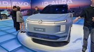 Poprvé jde v případě VW o model s takzvaným prodlužovačem dojezdu, tedy elektromotorem a baterií schopnou dát energii pro 300 km a benzinovým čtyřválcem s dojezdem dalších 700 km.