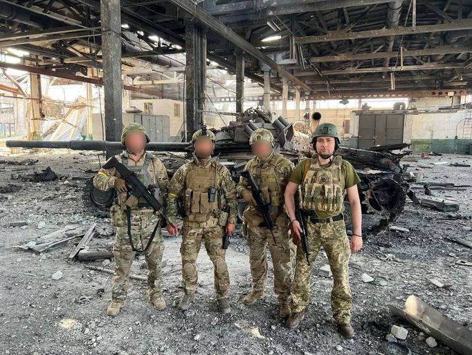 Kyrylo Budanov s ukrajinskými vojáky před zničeným ruským tankem.