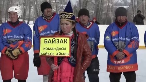 Vesnici v Kyrgyzstánu učaroval hokej. Hrají ho všichni a neustále, včetně žen