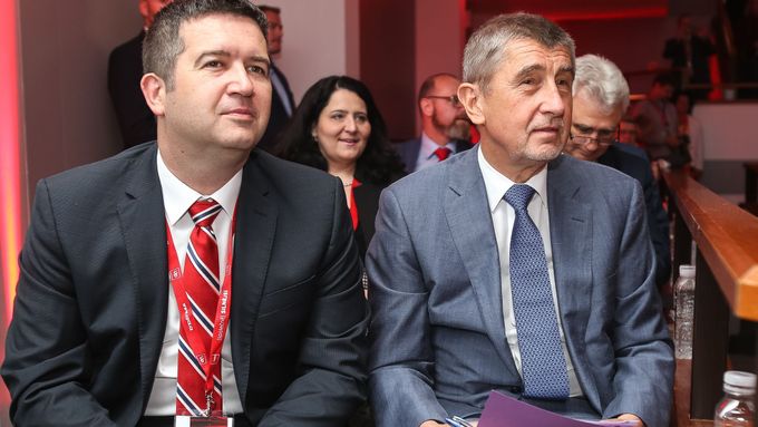 Jan Hamáček a Andrej Babiš na odborářském sjezdu.
