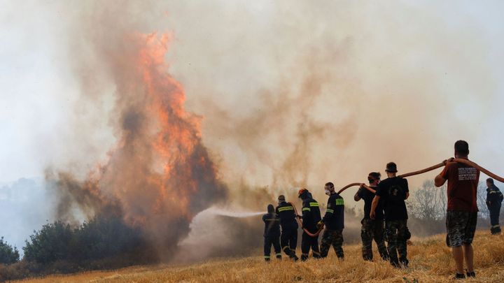 Požáry v Řecku pomáhají hasit stovky zahraničních hasičů, Češi přijeli v neděli večer; Zdroj foto: Reuters