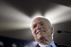 McCain má problém. Křesťanští voliči mu nevěří