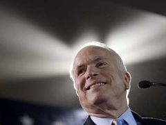 Po vítězství na Floridě je hlavním republikánským favoritem John McCain.