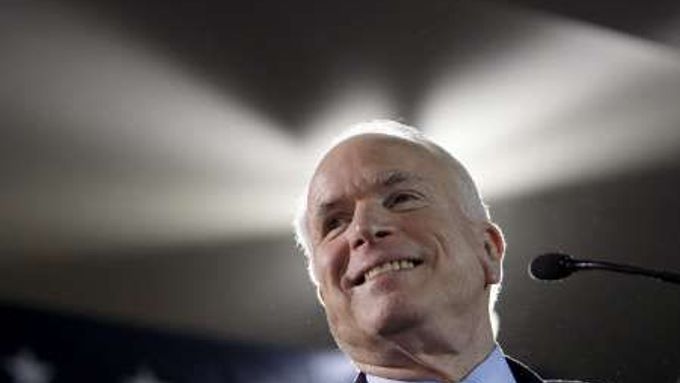 John McCain září, právě vyhrál klíčové primárky ve "slunečním státě" na Floridě. Tamní triumf mu přibližuje republikánskou nominaci na prezidenta