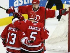 Radost hráčů Caroliny po vstřeleném gólu v síti New Jersey. Zleva Ray Whitney, František Kaberle a Mark Recchi.
