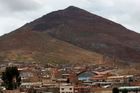 Pohled z Potosí na majestátní Cerro Rico (4782 metrů). Je možné, že by si tento prodolovaný kopec skutečně vyžádal 8 milionů indiánských životů?