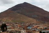 Pohled z Potosí na majestátní Cerro Rico (4782 metrů). Je možné, že by si tento prodolovaný kopec skutečně vyžádal 8 milionů indiánských životů?