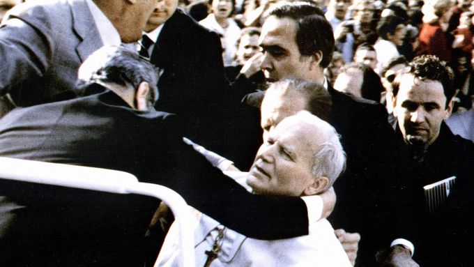 Den, kdy papež unikl smrti. Jana Pavla II. zasáhly čtyři rány, atentátníkovi odpustil