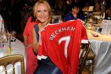 Druhou nejúspěšnější položkou dražby se stal vlastnoručně podepsaný dres anglického fotbalisty Davida Beckhama s vyvolávací cenou 100 tisíc korun, který prezidentka nadačního fondu Kapka naděje Vendula Pizingerová získala za 400 tisíc korun.