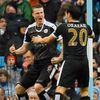 Robert Huth z Leicesteru (vlevo) slaví gól v síti Manchesteru City