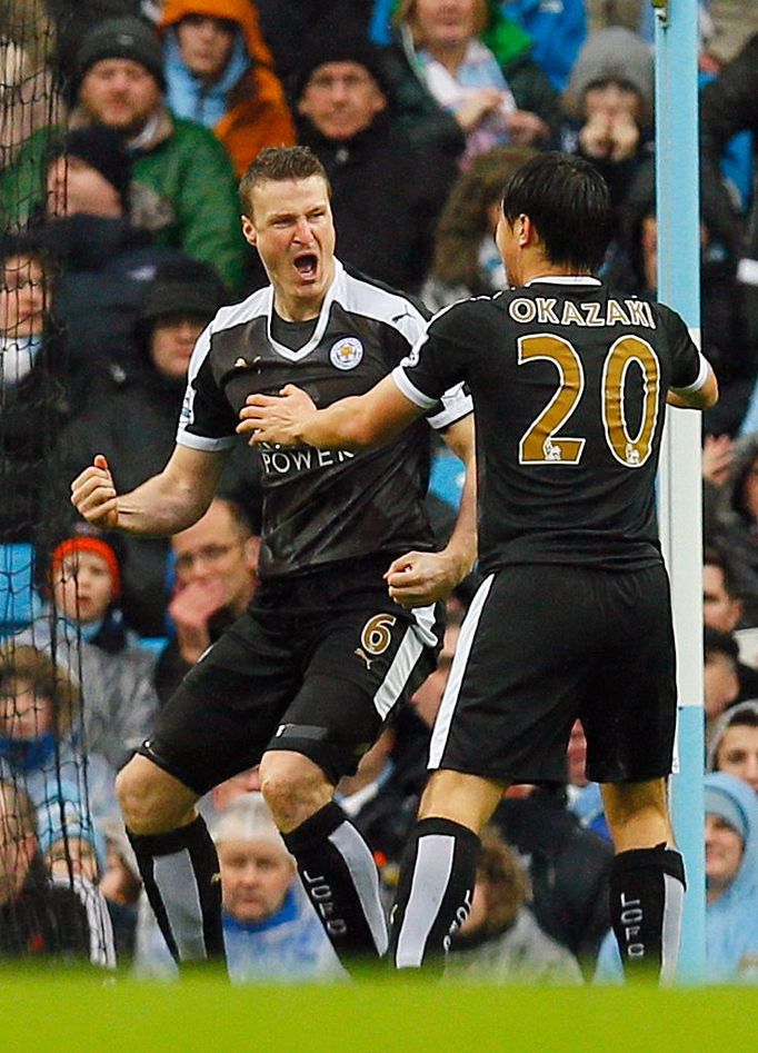 Robert Huth z Leicesteru (vlevo) slaví gól v síti Manchesteru City.