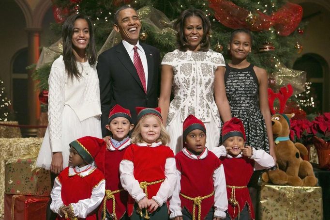 Americký prezident Barack Obama (druhý zleva), jeho manželka Michelle a dcery Malia (vlevo) a Sasha (vpravo) se nechali zvěčnit s týmem vánočních elfů. Nejde o ledajaké skřítky, ale o bývalé pacienty nemocnice Children's National Medical Center.