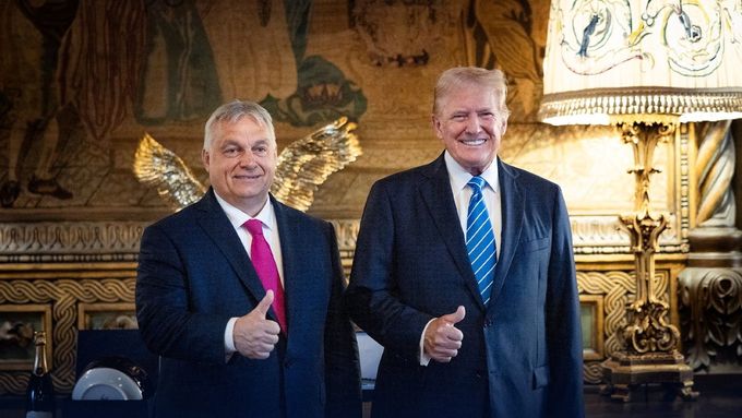 Maďarský premiér Viktor Orbán s bývalým americkým prezidentem a republikánským kandidátem Donaldem Trumpem v jeho sídle Mar-a-Lago.