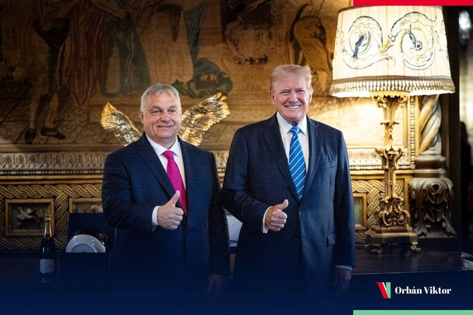 Maďarský premiér Viktor Orbán s bývalým americkým prezidentem a republikánským kandidátem Donaldem Trumpem v jeho sídle Mar-a-Lago.