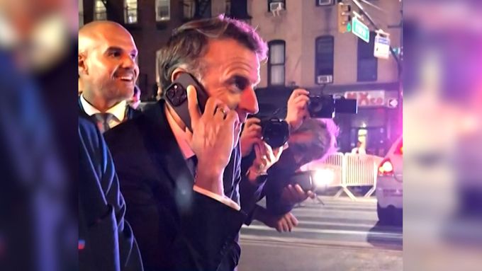 "Hádejte co? Čekám na ulici, protože je kvůli vám vše uzavřené," volal Macron Trumpovi v New Yorku