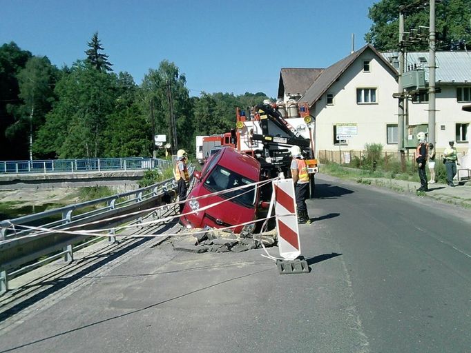 Hasiči dostali hlášení, že v ulici Hejnická v Raspenavě spadlo auto do ,,díry" v komunikaci. Díra však v reálu představovala čtyřmetrový výkop, ve kterém auto zůstalo zcela uvězněné.