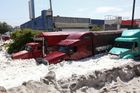 Tropická vedra vystřídalo krupobití, město v Mexiku pokryl metr vysoký ledový krunýř