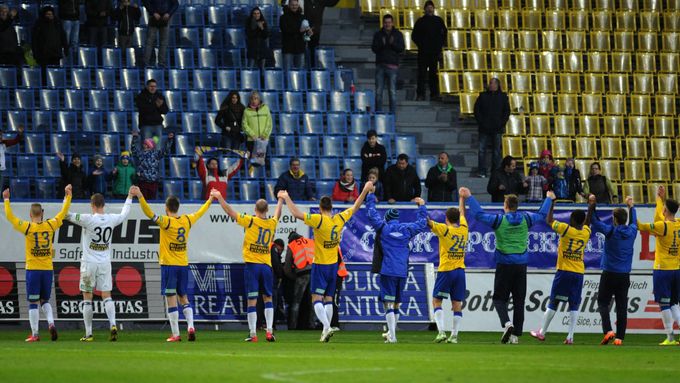 Fotbalisté Teplic se s fanoušky radují z vítězství v úvodním zápase  čtvrtfinále fotbalového Poháru FAČR s Plzní.