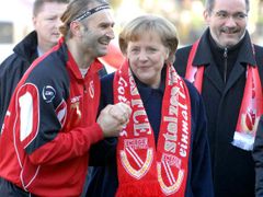 Merkelová fotbal nijak zvlášť nemiluje. Na semifinále s Tureckem ale poletí.