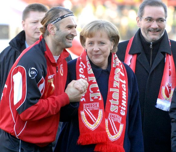 Merkelová na fotbale