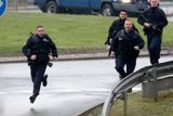 Dva džihádisté, kteří ve středu vtrhli do redakce časopisu Charlie Hebdo, se po honičce na dálnici ukryli v tiskárně v obci Dammartine nedaleko Paříže, kde zůstal ukryt i jeden ze zaměstnanců.