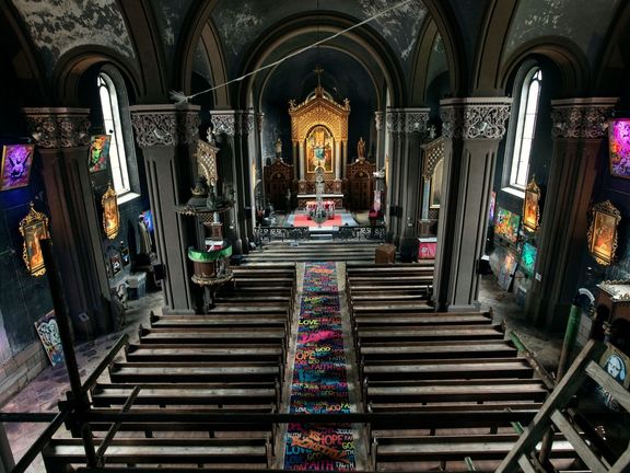 Z kostela postupně vzniká netradiční galerie. Staré umění se tu spojuje s novým.