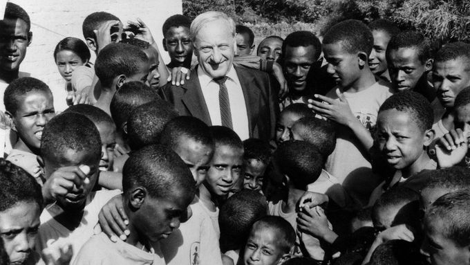 Hermann Gmeiner získal řadu ocenění a udržoval přátelské vztahy s dalajlamou či s matkou Terezou. V Rakousku je po něm pojmenováno mnoho škol, ulic a parků.