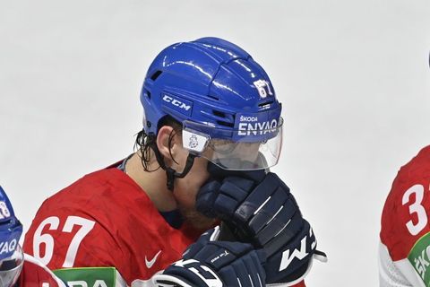 Smutní Češi (zleva Dominik Kubalík, Jiří Smejkal a Lukáš Klok) po vyřazení ve čtvrtfinále Česko - Finsko na MS 2021