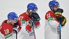 Smutní Češi (zleva Dominik Kubalík, Jiří Smejkal a Lukáš Klok) po vyřazení ve čtvrtfinále Česko - Finsko na MS 2021