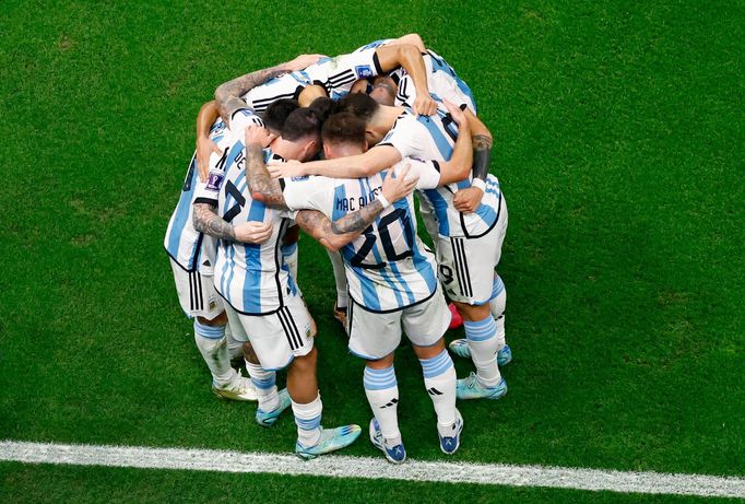 Argentinci slaví gól v semifinále MS 2022 Argentina - Chorvatsko