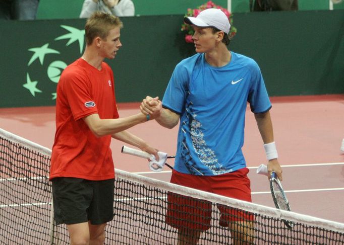 Kristof Vliegen a Tomáš Berdych si podávají ruce. Berdych porazil Vliegena v prvním zápase v Ostravě po hodině a 48 minutách.