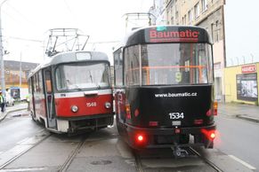V Brně se srazily dvě tramvaje, jedna vykolejila